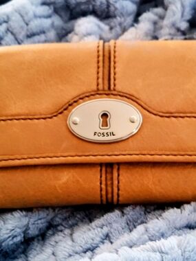 Fossil Tan Leather Wallet with Silver Keyhole Plaque
